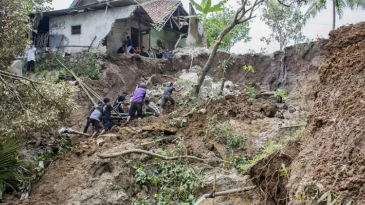 Tanah Longsor dan Banjir Landa Utara Sukabumi