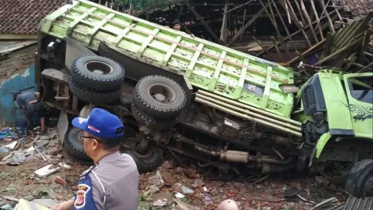 Tabrak 3 Rumah Warga, Sopir Truk Jadi Buronan Polisi