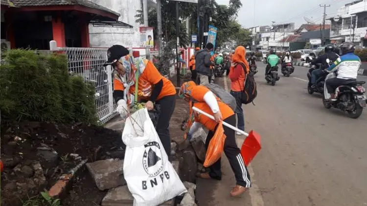 Keren....Alumni SMA se-Cimahi Bebersih Sampah di Kota Tentara