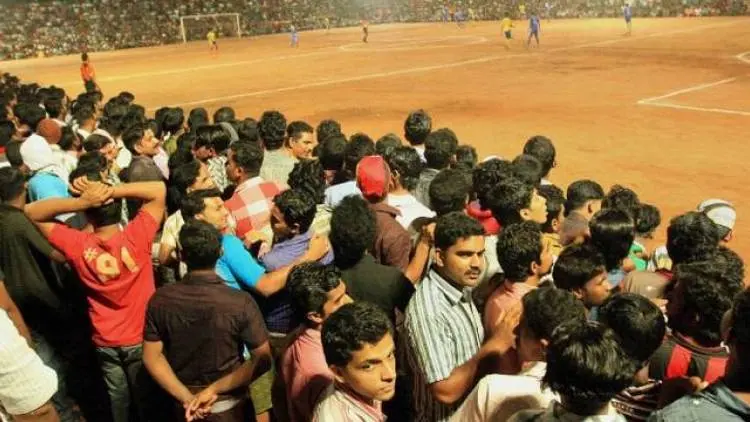 Hahahaha...Pengantin Pria Ini Nekat Tinggalkan Resepsi untuk Main Bola