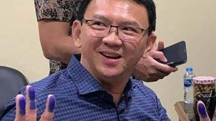 Beredar Foto Ahok dengan 'Salam Tiga Jari'