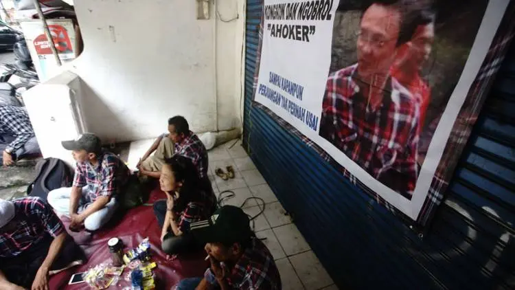 Keluar Lewat Pintu Belakang, Ahoker Kecewa