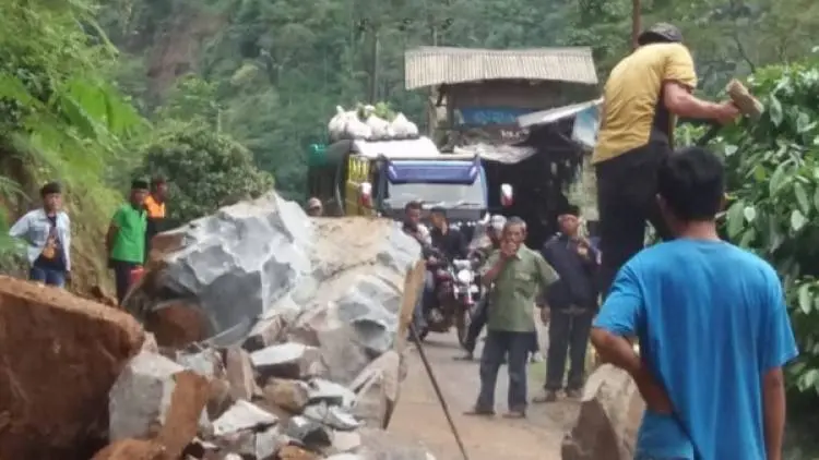 Terancam Tertimbun Longsor, Dua KK di Cisewu Diungsikan
