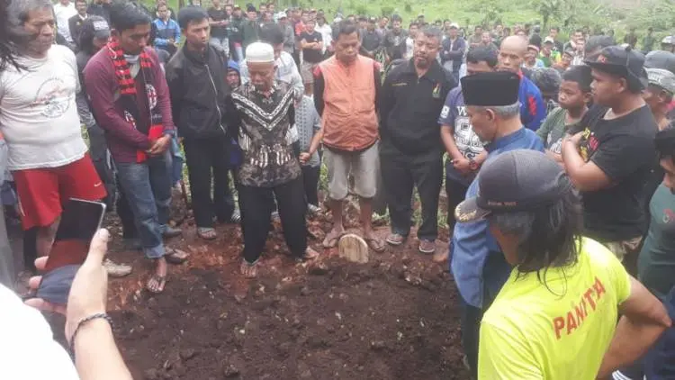 Duka Menggelayut, Ratusan Orang Antar Ronaldikin ke Pemakaman