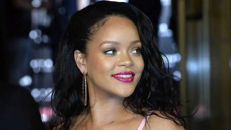 Gawat, Rihanna Tuntut Ayahnya Terkait Merek Fenty