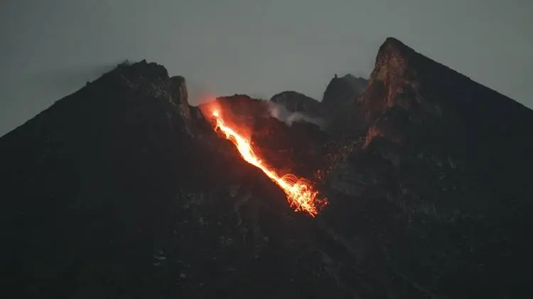 Merapi Keluarkan 10 Kali Guguran Lava