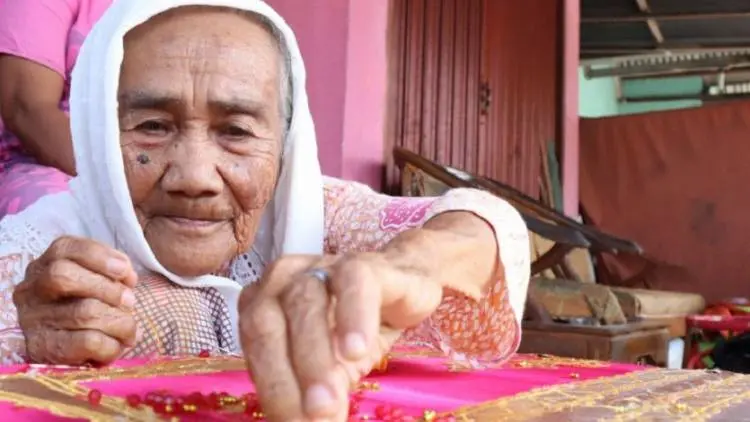 Nuraya, Perempuan 90 Tahun yang Masih Aktif Menyulam