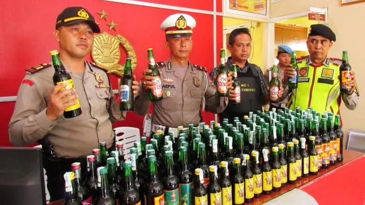 Polsek Ciwidey Sita Ratusan Botol Miras Berbagai Merek