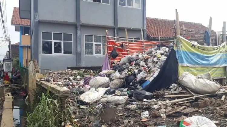 Bau Sampah Ganggu Aktivitas Belajar SDN Bojongasih 2