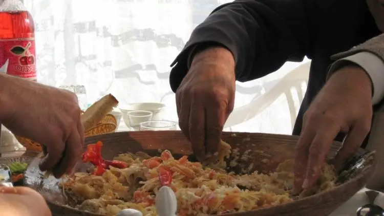 Setan Muntah dengan Bacaan Basmalah Saat Makan