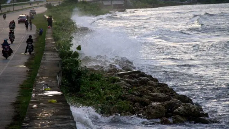 Waspada! Gelombang Laut Tinggi