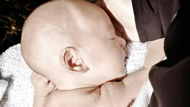 Makna Hadist Tentang Buang Kotoran dari Bayi