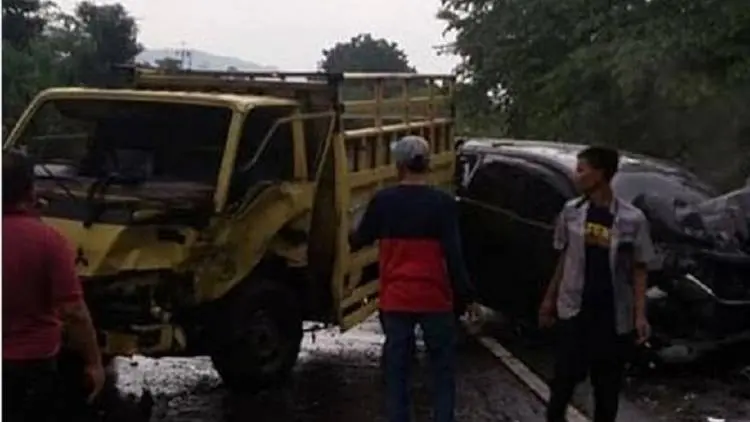 Mobil Yukie Pas Band Ditabrak Truk Rem Blong