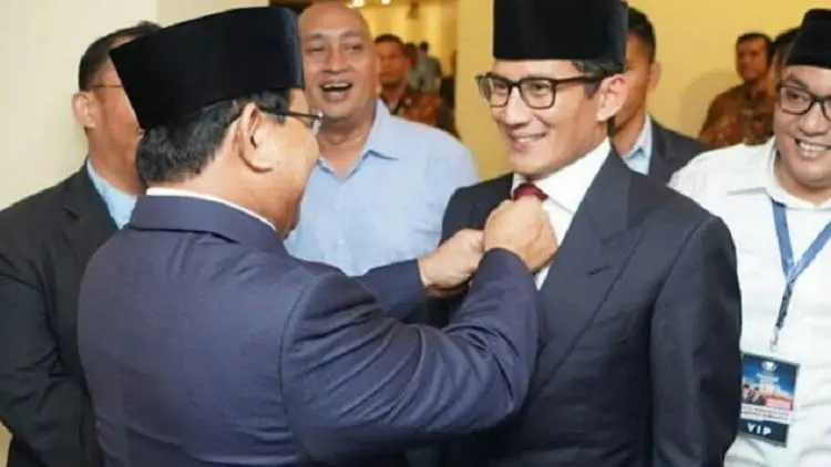 Sweet Banget.....Prabowo Betulkan Dasi Sandiaga