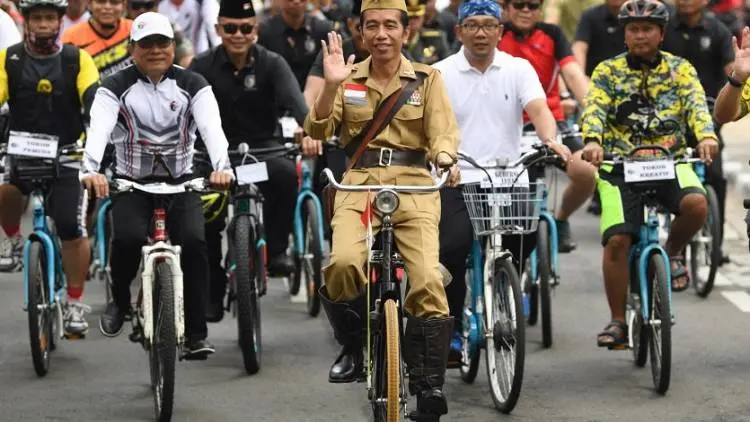Presiden Dandan ala Pejuang Kemerdekaan Kayuh Sepeda