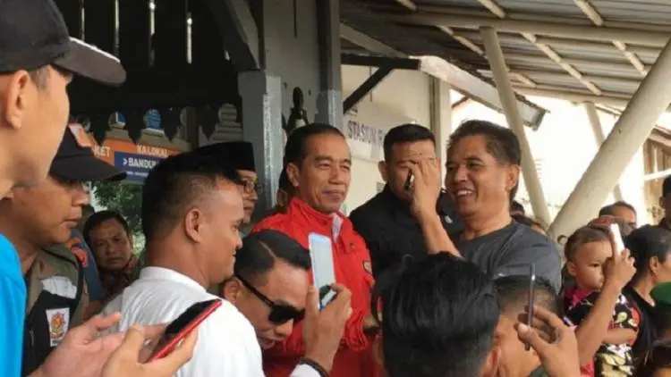 Singgah di Rancaekek, Jokowi Selfie Bareng Warga