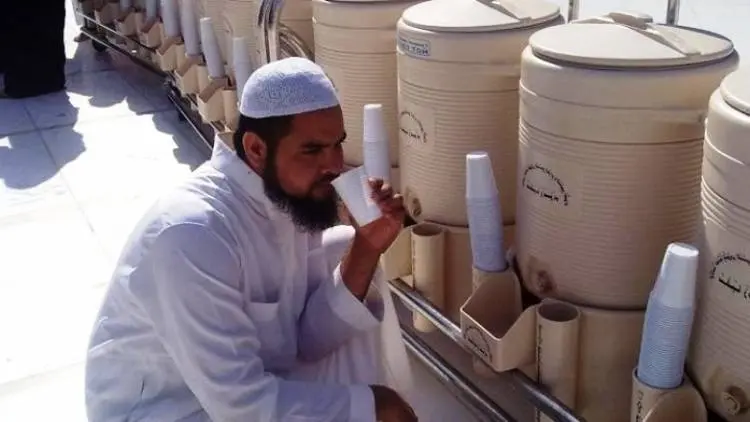 Tak Ada Anjuran Minum Air Zam-Zam sambil Berdiri