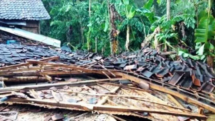Rumah Kakek Saleh Roboh Diterjang Puting Beliung
