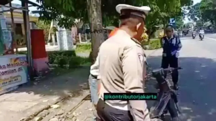 Diberhentikan, Pemotor Ini Malah Ngajak Polisi Berkelahi