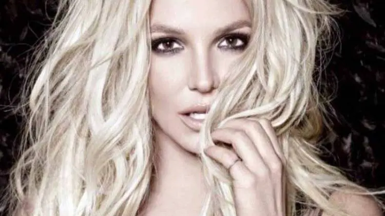 Britney Spears Rayakan 20 Tahun Album  "Baby One More Time"