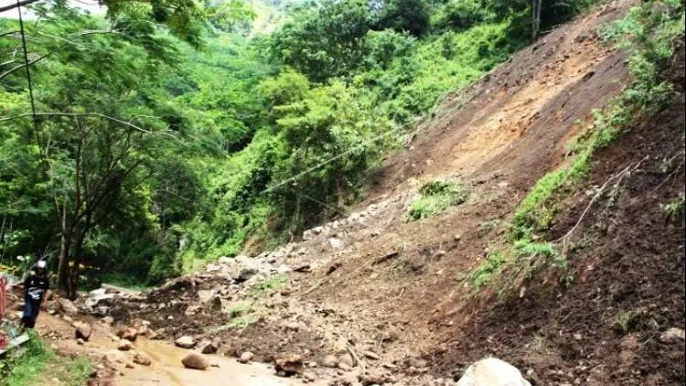 Jalan Utama Bandung-CIanjur Selatan Terputus