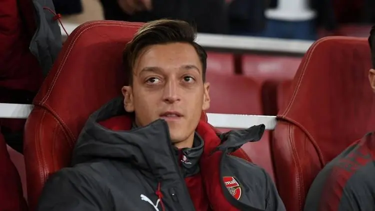 Ironi Ozil: Diparkir Manajer, Disindir Fans