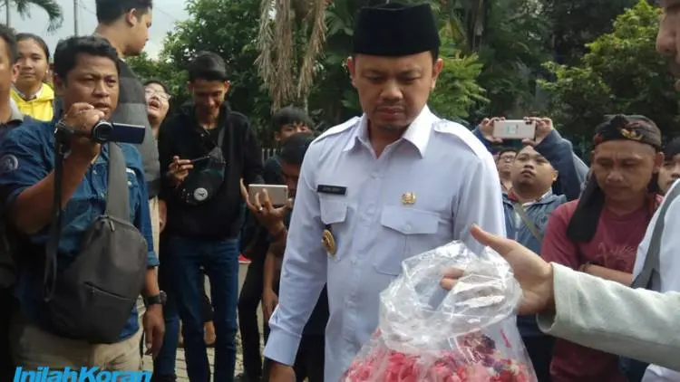 Alumni dan Siswa SMK Baranangsiang Tabur Bunga di TKP   