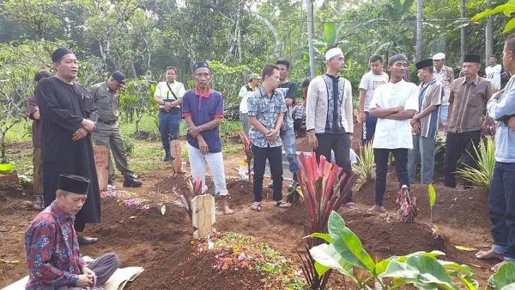 Jenazah Bocah Korban Longsor Cicurug Dimakamkan di TPU Nanggerang