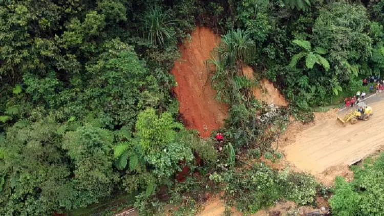 Jalur Selatan Talegong-Bandung Tertutup Longsor