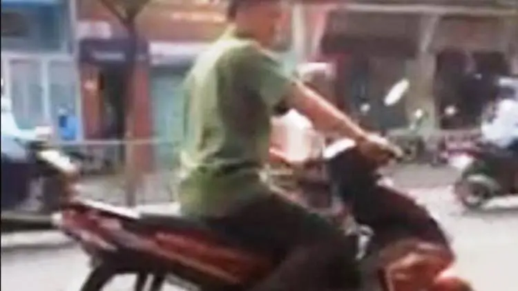 Video Kocak Seorang Pria Mencoba 'Nyelah' Motor Matic