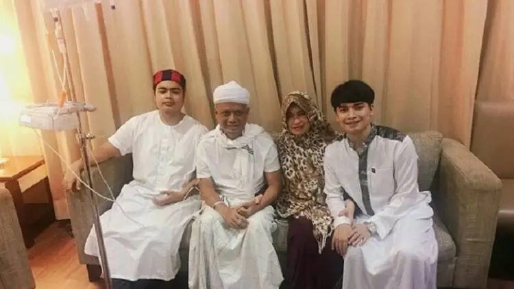 Presiden Jokowi Jenguk Ustaz Arifin Ilham di RSCM 