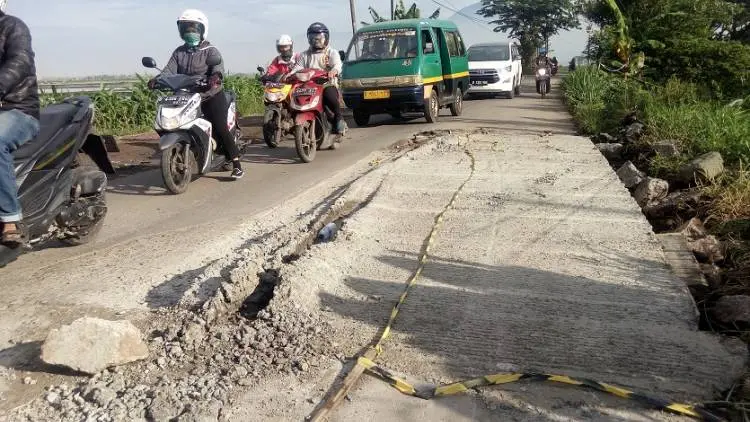 Dinas PUPR Perbaiki Coran Jalan Raya Rancaekek-Majalaya