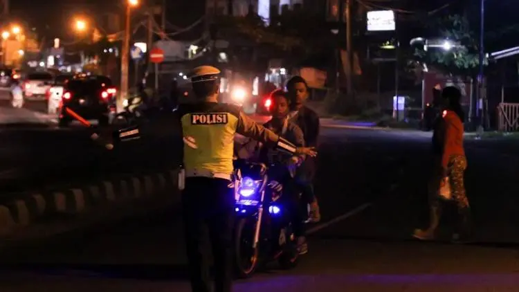 Hadeuh, Pasutri Ini Menolak Ditilang Malah Rusak Sepeda Motor Sendiri