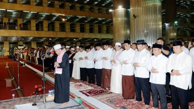  Adab Jika Serdawa dalam Salat