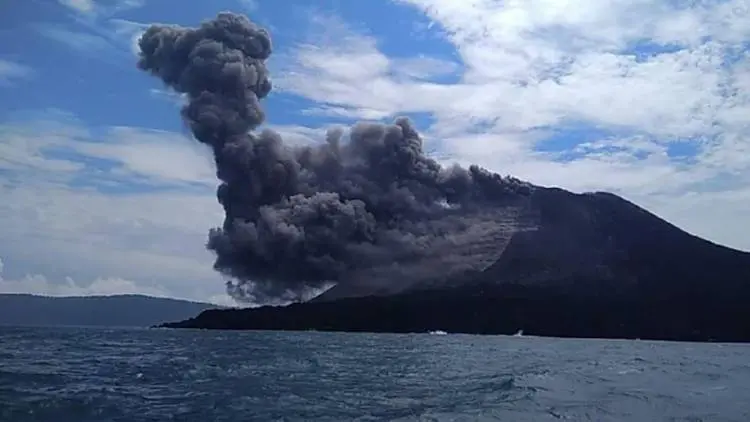 BNPB: Lingkar Berbahaya Anak Krakatau Diperluas Lima Kilometer