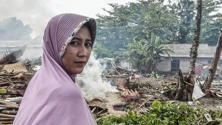 Warga Korban Tsunami Menangis, Mensos Hibur dengan Lagu Laskar Pelangi