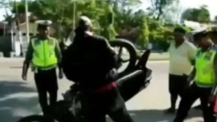 Gara-gara Ditilang Pria Ini Ngamuk Rusak Motor Sendiri