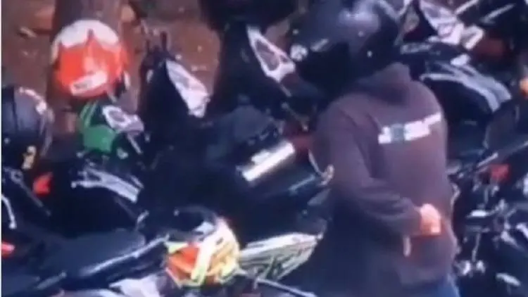 Viral...Aksi Nekat Maling Helm di Area KPK
