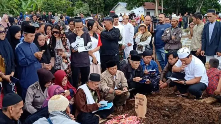 Terima Kasih Wali Band, Naisya Dimakamkan di Samping AA Jimmy