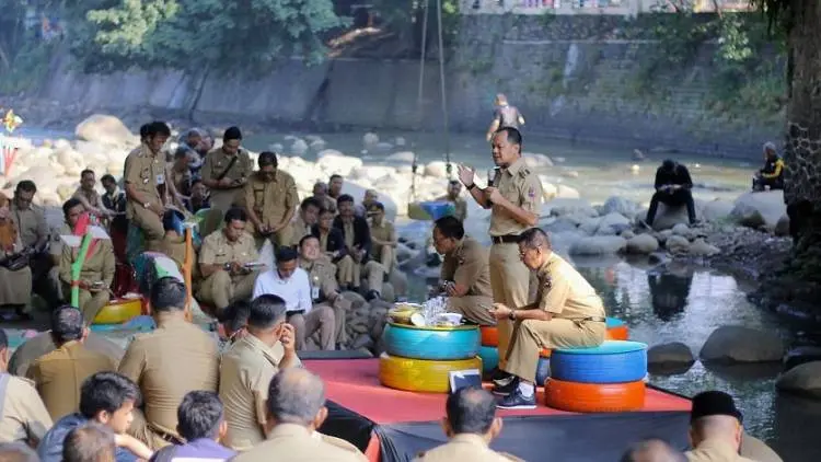 Awali 2019, Bima Arya Briefing Para Staf di Kolong Jembatan