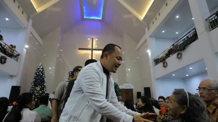 Ketika Bima Arya Bagi-bagi Kue ke Gereja