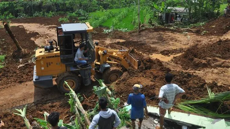 Jalur Malangbong-Bandung Tertutup Longsor