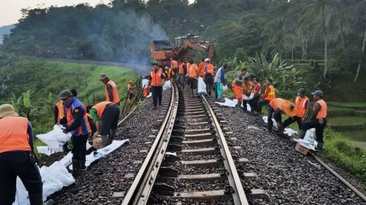 Warga Tolak Reaktivasi Jalur KA Cibatu-Cikajang