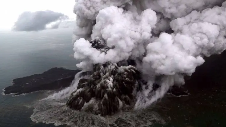 BMKG Pastikan Erupsi Anak Krakatau Penyebab Tsunami Selat Sunda