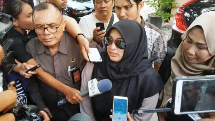 Jenguk Vanessa di Polda Jatim, Jane Shalimar Bawakan Ayam dan Burger 