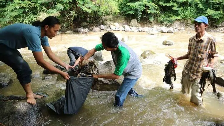 Sampah Rumah Tangga Kotori Sungai Cikapundung