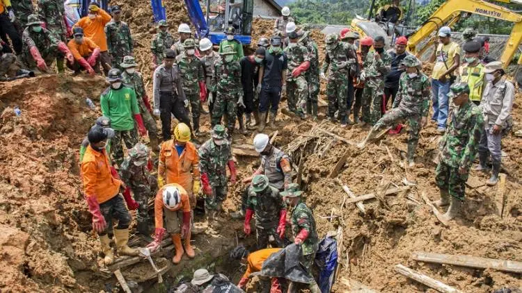 Pergi Mengaji, Kakak Beradik Ini Selamat dari Terjangan Longsor 
