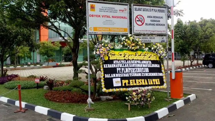 Gedung PLN Dikirimi Kembang, Kantornya Kosong Melompong