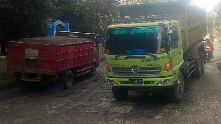 Jalan dan Truk Tambang Butuh Solusi Konkret