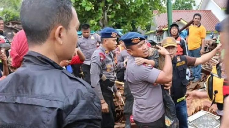 Ali, Bocah Lima Tahun Selamat Setelah 12 Jam Tertimbun Reruntuhan